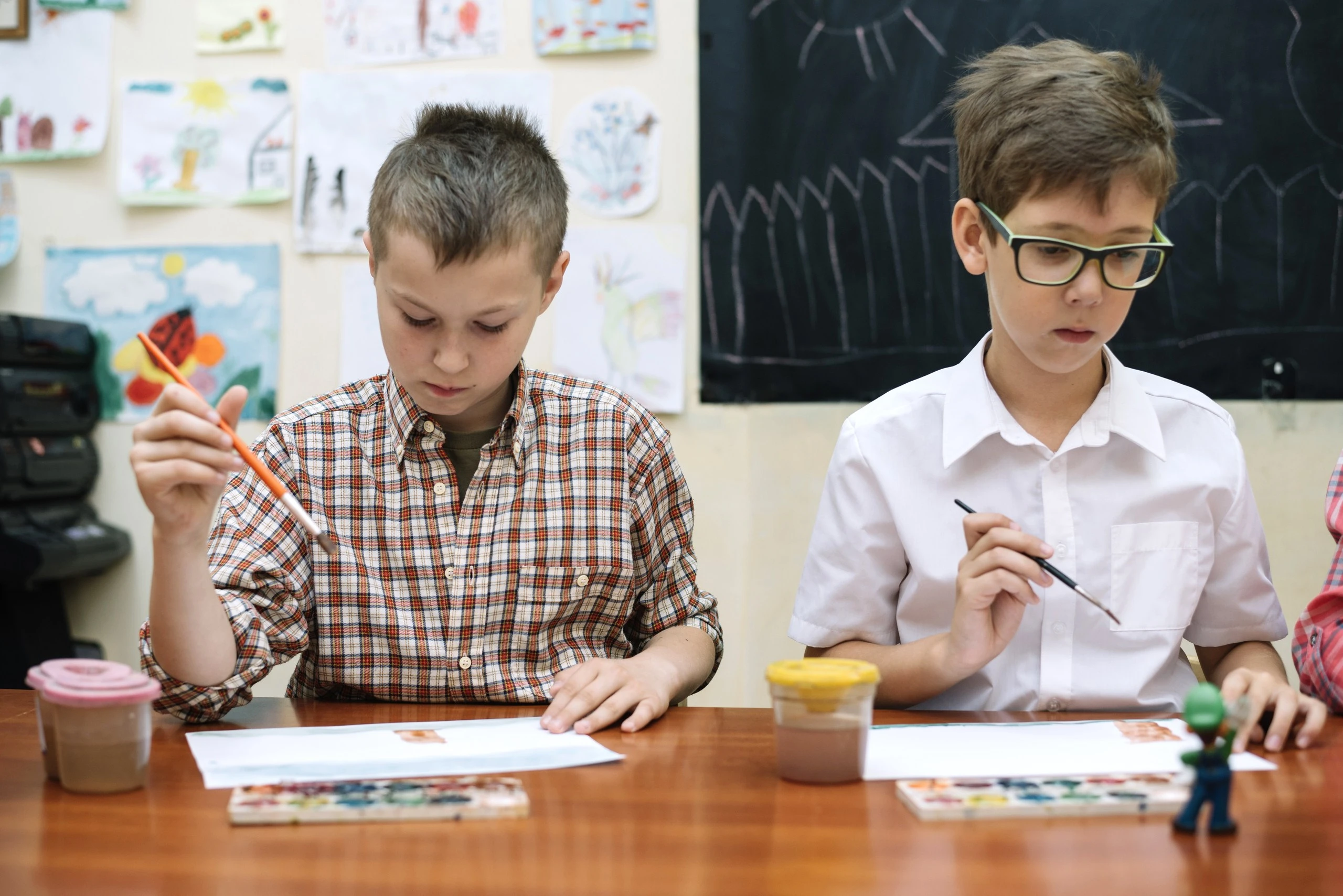 schoolboys-drawing-classroom-